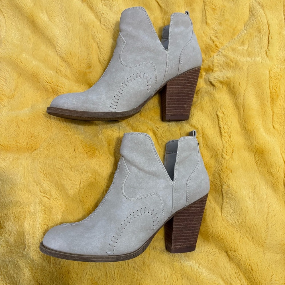 Daisy Fuentes Light Gray/Taupe Heeled Boots